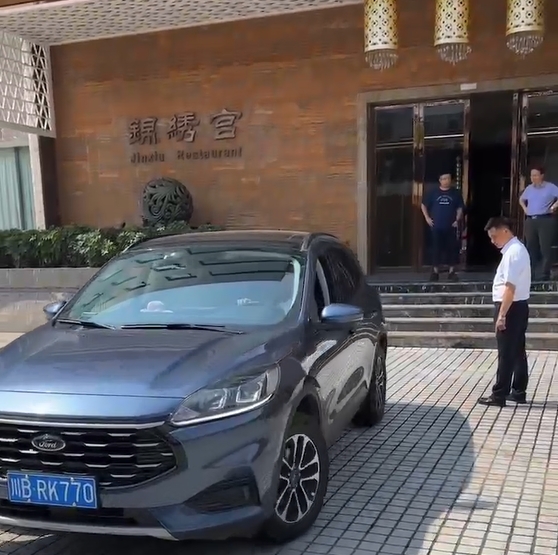 長(zhǎng)虹國(guó)際酒店廣場(chǎng)磚打樣后